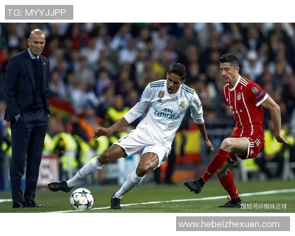 足球明星利用保健球增强身体素质 力求在比赛中保持最佳状态